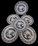 Conjunto de 6 pratos para sobremesa em porcelana inglesa, decorados em azul sob esmalte com decoração de aves em paisagem oriental, bordas ornamentadas por reservas florais e motivos geométricos. Apresentam manchas do tempo. Medidas: 20 cm de diâmetro.