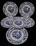 Nove pratos rasos em porcelana nacional padrão 'Cebolinha" esmaltada na cor branca, com rica decoração em azul. Sendo 7 da manufatura Steatita. Manufatura no verso.Medindo:24,5 cm.