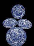 Italia. Conjunto de 4 pratos rasos em faiança esmaltada nas cores azul e branco, decorados com paisagem clássica italiana, apresentando ruínas, figuras e elementos campestres, emoldurados por rica borda floral. Manufatura no verso. Medidas: 26,5 cm de diâmetro.