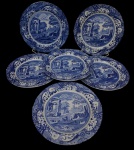 Italia. Conjunto de 6 pratos rasos em faiança esmaltada nas cores azul e branco, decorados com paisagem clássica italiana, apresentando ruínas, figuras e elementos campestres, emoldurados por rica borda floral. Manufatura no verso. Medidas: 26,5 cm de diâmetro.
