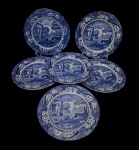 Italia. Conjunto de 6 pratos rasos em faiança esmaltada nas cores azul e branco, decorados com paisagem clássica italiana, apresentando ruínas, figuras e elementos campestres, emoldurados por rica borda floral. Manufatura no verso. Medidas: 26,5 cm de diâmetro.