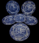 Italia. Conjunto de 6 pratos rasos em faiança esmaltada nas cores azul e branco, decorados com paisagem clássica italiana, apresentando ruínas, figuras e elementos campestres, emoldurados por rica borda floral. Manufatura no verso. Medidas: 26,5 cm de diâmetro.