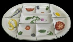 Saler. Antiga petisqueira oval em porcelana esmaltada, compartimentada, com decoração em relevo policromada representando legumes e hortaliças. Medidas: 4 x 40 x 29 cm.