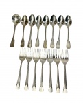 Lote contendo 15 talheres em metal espessurado a prata, composto por 7 garfos para sobremesa, 7 colheres para chá e 1 colher para açúcar, todos com cabos ornamentados.