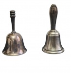Dois sinos de mesa em metal, com cabos torneados, sendo um de acabamento liso e outro com cabo ornamentado em relevo. Medidas: 10 x 5 cm e 9 x 5 cm.