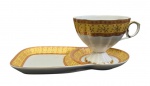Benetti Gold Collection, Italy Style - Chávena em porcelana esmaltada, composta por xícara e prato para petit four integrado, com decoração em tons de dourado e cobre, ornamentada por arabescos e frisos dourados. Manufatura na base. Medidas: 8 x 21 x 11 cm.