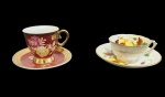 Duas xícaras para café de coleção em porcelana, ambas acompanhadas de seus respectivos pires. Sendo uma da manufatura Polovi, decorada em tom vinho com reservas florais e rica douração, e outra da manufatura Tuscan Fine Bone China, com decoração floral policromada e frisos dourados. Manufatura na base.