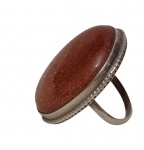 Anel em prata, encimado por grande pedra cabochão oval. Aro 13. Peso: 13,2 gramas.
