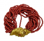Bijuteria - Bracelete de múltiplas voltas, confeccionado com contas em tom coral e fecho em metal dourado em forma de concha, ornamentado em relevo e com aplicação central. Medida: 23 cm.