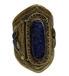 Antigo bracelete em metal dourado com cabochão estilo Lápis-Lazúli. Medindo: 8,7 x 6 cm