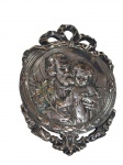 Placa decorativa e religiosa de formato ovalado encimada por um laço.Dimensões: 16,5 cm (altura) x 12,0 cm (largura).