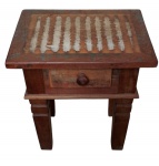 Mesa de apoio rústica em madeira de demolição, com tampo retangular decorado em pátina listrada e pernas robustas com uma gaveta central. Medidas: 40 x 30 x 48 cm.