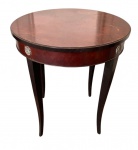 Mesa lateral / mesa de apoio antiga em madeira nobre, com tampo circular polido e saia decorada com apliques metálicos circulares em relevo. O móvel é sustentado por três pernas  levemente curvadas. Medidas: 60 x 65 cm.