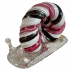 BOHEMIA. Escultura decorativa vintage em vidro artístico soprado (estilo Murano) representando um caracol, com base em vidro incolor translúcido repleto de microbolhas controladas em seu interior. Medidas: 9 x 4 x 7 cm.