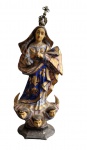 Arte Sacra. Antiga imagem de Nossa Senhora da Conceição, em madeira entalhada, policromada, com coroa em metal vazado. Apresenta desgastes da policromia, perdas e necessita de restauração. Medidas: 26 x 12 x 6,6 cm.