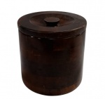 Decoretti. Antigo balde de gelo em madeira nobre torneada, de formato cilíndrico, com tampa de encaixe e puxador central. Medidas: 18 x 18 cm