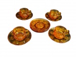 Conjunto em vidro prensado na cor âmbar, composto por 4 xícaras de café, 8 pires, todos decorados em relevo com motivos florais estilizados.