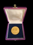 Medalha comemorativa SENAC, alusiva ao Centro de Formação Profissional de Duque de Caxias, datada de 1979, em metal dourado, apresentando em uma face a representação do edifício da instituição e, na outra, o logotipo do SENAC circundado pela inscrição "Todo Comércio e Serviço, os Parceiros para o Progresso". Acompanha estojo de apresentação original. Medidas: 5,5 cm de diâmetro.