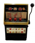 Waco. Japan. Antigo brinquedo mecânico em plástico, representando uma máquina caça-níqueis (slot machine), com alavanca lateral de acionamento, botões frontais e cilindros giratórios ilustrados com símbolos de jogos. Peça de colecionismo de fabricação japonesa. Medidas: 24 x 17 x 15 cm.