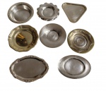 Oito peças em metal espessurado a prata, composto por travessas, salvas e pratos de diferentes formatos e decoração. Medidas: 12,5 x 18,5 cm, 15,5 cm, 15 cm, 11,4 x 16,4 cm, 3,5 x 15 cm, 14 cm, 15 cm e 15 x 16 cm.