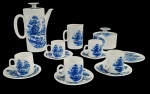 Renner. Conjunto para café em porcelana esmaltada, decorado em azul sobre fundo branco com paisagem campestre, composto por 1 bule com tampa, 1 açucareiro com tampa, 1 leiteira, 5 xícaras de cafeé com 5 pires.