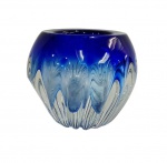 Pequeno vaso em cristal, em tons de azul, base lapidada. Medidas 12 x12