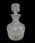 Antiga garrafa licoreira em cristal translúcido lapidado, de corpo bojudo e colo afunilado, ricamente ornamentada com lapidação geométrica e floral. Tampa original em cristal lapidado. Medidas: 22 x 13 cm.