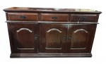 Antiga arca em madeira nobre , com tampo retangular, três gavetas superiores e três portas inferiores, frentes almofadadas e ferragens em metal. Interior compartimentado por prateleiras. Apresenta marcas de uso, necessitando de novo lustro. Medidas: 90 x 158 x 47,5 cm.
