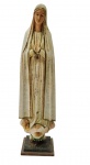 Imagem sacra de Nossa Senhora de Fátima em madeira entalhada e policromada. Medidas: 25 x 7 x 5 cm.