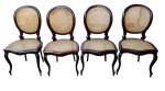 Conjunto de 4 cadeiras em madeira, com espaldar oval, assento e encosto revestidos em palhinha sintética, apoiadas sobre pernas curvas. Necessitam de restauração, apresentando desgastes e danos compatíveis com o tempo de uso. Medidas: aprox. 90 x 45 x 42 cm (cada).