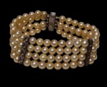 Bracelete com quatro fileiras de pérolas verdadeira , entremeios e fecho em prata paládio trabalhado, ornamentados. Comprimento: 18cm.