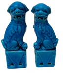Par de esculturas representando cães de Fó em porcelana esmaltada na cor azul-turquesa. Medidas: 12,5 x 6 x 4 cm.
