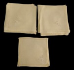 Conjunto composto por 15 guardanapos de linho, sendo 12 unidades grandes e 3 menores