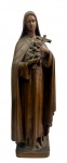 Antiga imagem de Santa Terezinha, em bronze, representada segurando crucifixo e ramalhete de rosas, com rica modelagem das vestes e expressão serena. Medidas: 39 x 10 x 10 cm