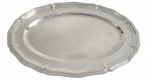 Christofle - Grande e imponente travessa oval em metal espessurado a prata, com borda recortada de contorno ondulado e frisos moldurados. Manufatura no verso. Medidas: 33 x 49,4 cm.