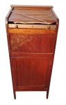 Antigo móvel fichário em madeira, com tampa de enrolar (roll-top), compartimento superior com gaveta e armário inferior contendo divisórias internas para fichas ou documentos.   Medidas: 93 x 48 x 40 cm. Necessita de restauro.