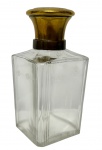 Antigo perfumeiro em cristal, de formato quadrangular, com corpo moldurado em frisos verticais e tampa em metal dourado. Medidas: 12,5 x 6 x 6 cm.