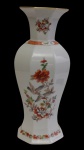 Vista Alegre, Portugal - Antigo vaso em porcelana, modelo Magnólia, de corpo facetado, decorado em esmaltação policromada com flores, pássaros e borboleta, realçado por filetes dourados. Manufatura na base. Medidas: 29,5 x 11 cm.