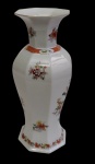 Vista Alegre, Portugal - Antigo vaso em porcelana, modelo Magnólia, de corpo facetado, decorado em esmaltação policromada com flores, pássaros e borboleta, realçado por filetes dourados. Manufatura na base. Medidas: 29,5 x 11 cm.
