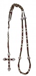Antigo rosário de devoção, confeccionado com contas em material sintético bicolor, intercaladas por elementos em formato de coração e cruz correspondente. Comprimento: 113 cm.