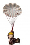 Antigo enfeite decorativo em cerâmica policromada, representando menino suspenso por balões estilizados, formados por concha em porcelana branca unida por cordões. Medidas: conjunto com cordões 47 cm; concha 24,5 x 18 cm; boneco 17 x 11 cm.