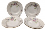 C.T. Poland - Seis pratos fundos em porcelana polonesa esmaltada, com decoração floral policromada, bordas recortadas e filetadas a ouro. Marcadas na base. Medidas: 4,5 x 25 cm.