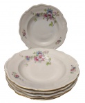 C.T. Poland - Seis pratos fundos em porcelana polonesa esmaltada, com decoração floral policromada, bordas recortadas e filetadas a ouro. Marcadas na base. Medidas: 4,5 x 25 cm.