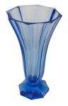 Antigo vaso em cristal azul, corpo facetado de linhas geométricas, com base octogonal e borda recortada. Apresenta dois discretíssimos bicados na borda, pouco perceptíveis. Medidas: 25,4 x 15 cm.