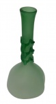 Antiga garrafa em vidro verde, com corpo fosco de formato bojudo e longo gargalo em vidro, ornamentado por aplicações onduladas em relevo. Medidas: 32 x 14 cm.