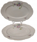 C.T. Poland - Duas tarvessas  em porcelana polonesa esmaltada, com decoração floral policromada, bordas recortadas e filetadas a ouro. Marcadas na base. Medidas: 3 x 38 x 26 cm e  4 x 43,2 x 29,5 cm.
