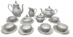 M.Z. Tchecoslováquia  Conjunto para chá em porcelana esmaltada, com decoração policromada e detalhes filetados a ouro, composto por 6 xícaras com seus respectivos pires, 1 bule para chá, 1 bule para café, 1 leiteira, 1 açucareiro e 1 manteigueira, totalizando 17 peças. Medidas: açucareiro 16 x 10 x 12 cm; leiteira 13 x 7 x 13,5 cm; bule para chá 26 x 17 x 17,5 cm; bule para café 22,5 x 12,5 x 23 cm; manteigueira 17,5 x 10 cm.