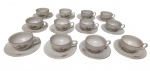 M.Z. Tchecoslováquia - Conjunto de 12 xícaras para chá em porcelana esmaltada, com decoração policromada e detalhes filetados a ouro. Manufatura na vesro. Um discretissimo bicado na borda e uma com fio de cabelo.