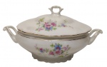 C.T. Poland - Terrina em porcelana polonesa esmaltada, com decoração floral policromada, bordas recortadas e filetadas a ouro. Marcadas na base. Medidas: 30 x 16 x 22 cm.