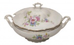 C.T. Poland - Sopeira em porcelana polonesa esmaltada, com decoração floral policromada, bordas recortadas e filetadas a ouro. Marcadas na base. Medidas: 32,5x25x18cm.